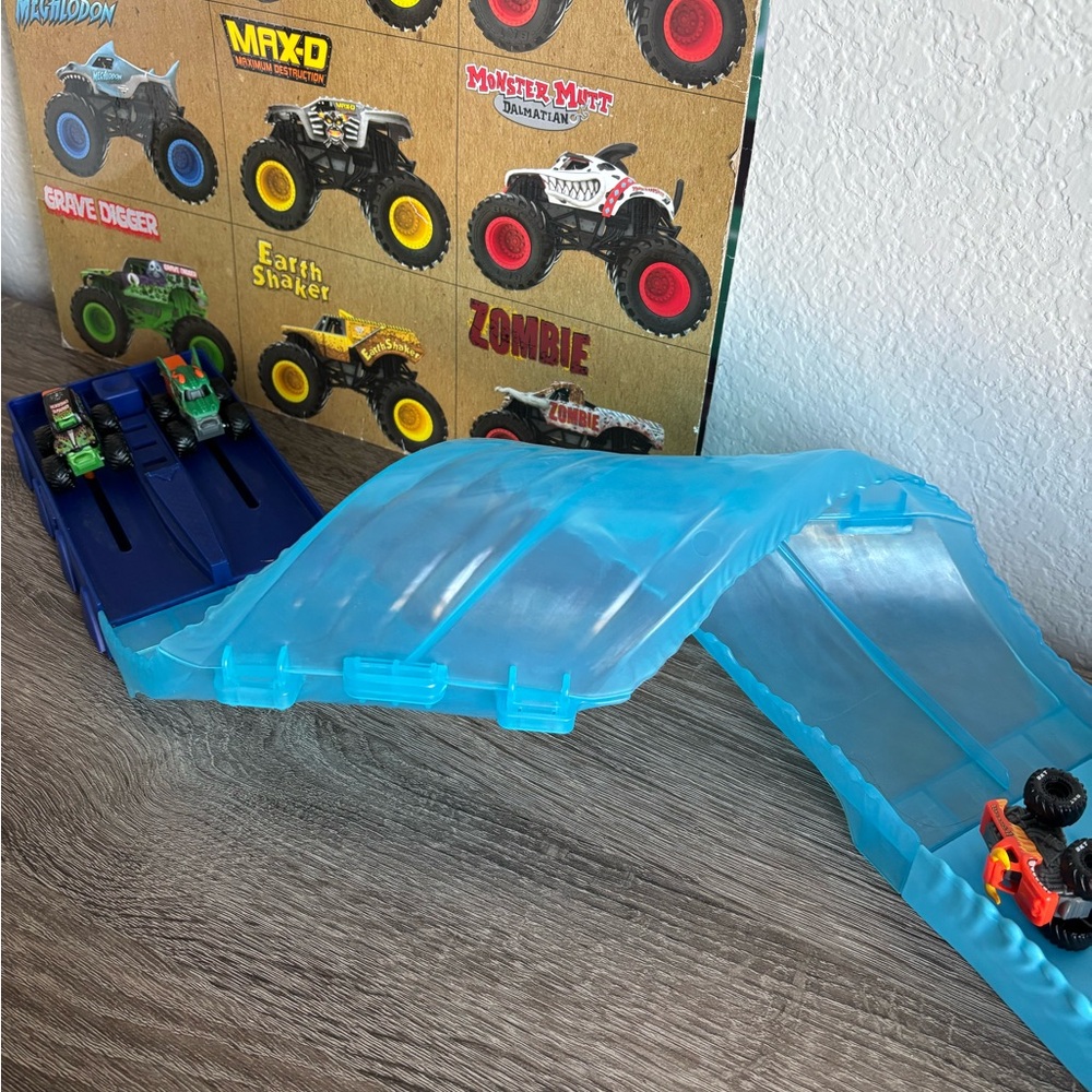 Monster Jam Mini Megalodon Race & Chomp Track - Picture 6 of 9